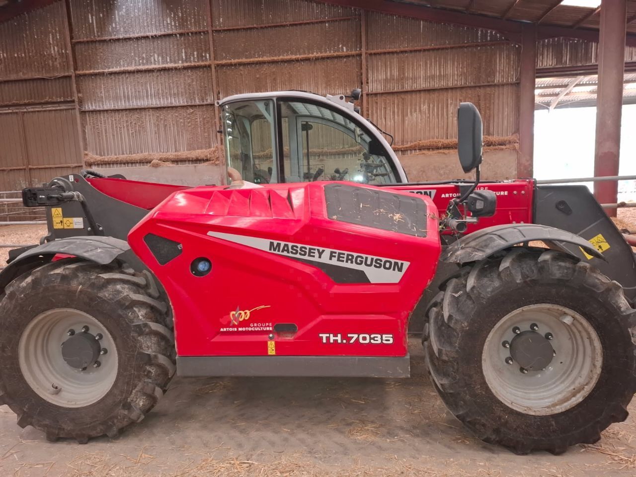E-FARM: Massey Ferguson th.7035 - Chargeur télescopique  - id 8EDPPDF - 64 000 € - Année: 2023 - Lecture du nombre d'heure: 2 700,France