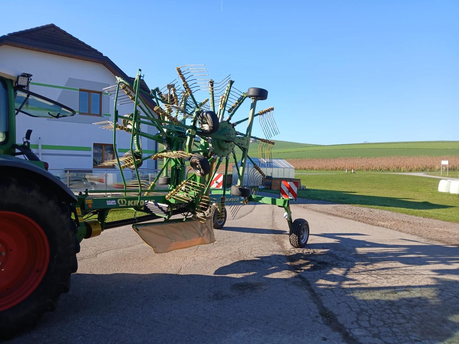 E-FARM: Krone Swadro 800/26 - Karuzelowy przetrząsacz do siana - id BUJIIEH - 15 700 € - Rok produkcji: 2012 - Austria