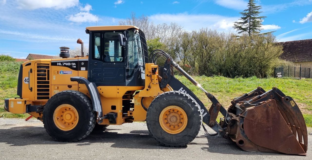 HYUNDAI hl740-9a Wheel loader €35,000