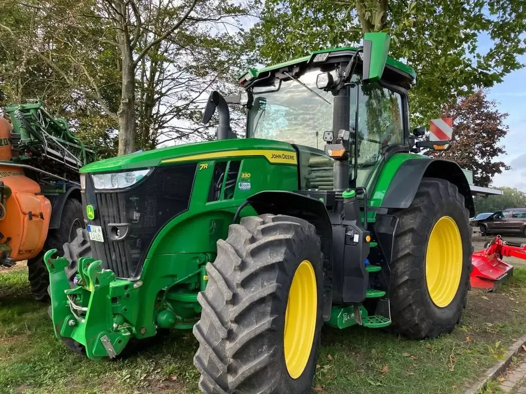 E-FARM: John Deere 7R 330 - Traktor - id IHVHF7X - 195.000 € - Baujahr: 2021 - Abgelesene Motorstunden: 2.200,Motorleistung (PS): 363,Deutschland