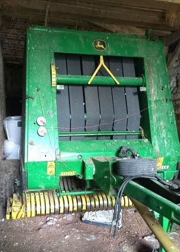 E-FARM: John Deere 582 - Presă de balotat - id DF3TWTJ - 6.000 EUR - Anul: 2004 - Franța