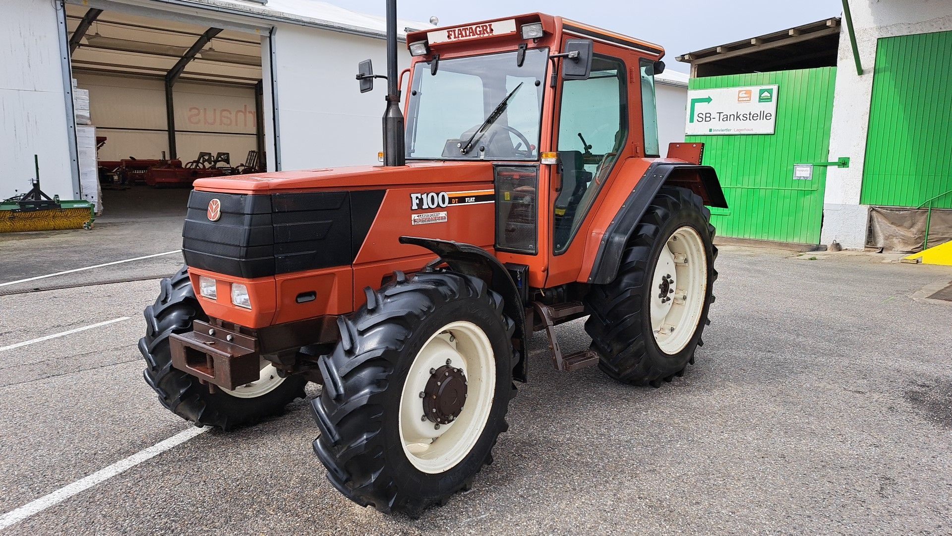 Fiat F100 tractor €24,900