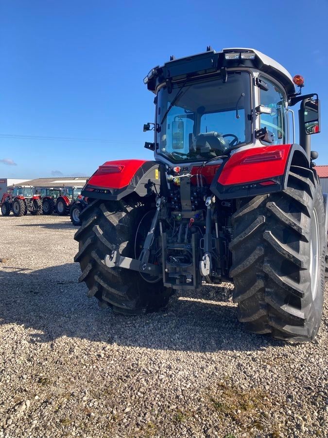 E-FARM: Massey Ferguson 8S.205 - Traktor - id 7QUF4P2 - 139.000 € - Baujahr: 2024 - Abgelesene Motorstunden: 5,Motorleistung (PS): 205,Frankreich