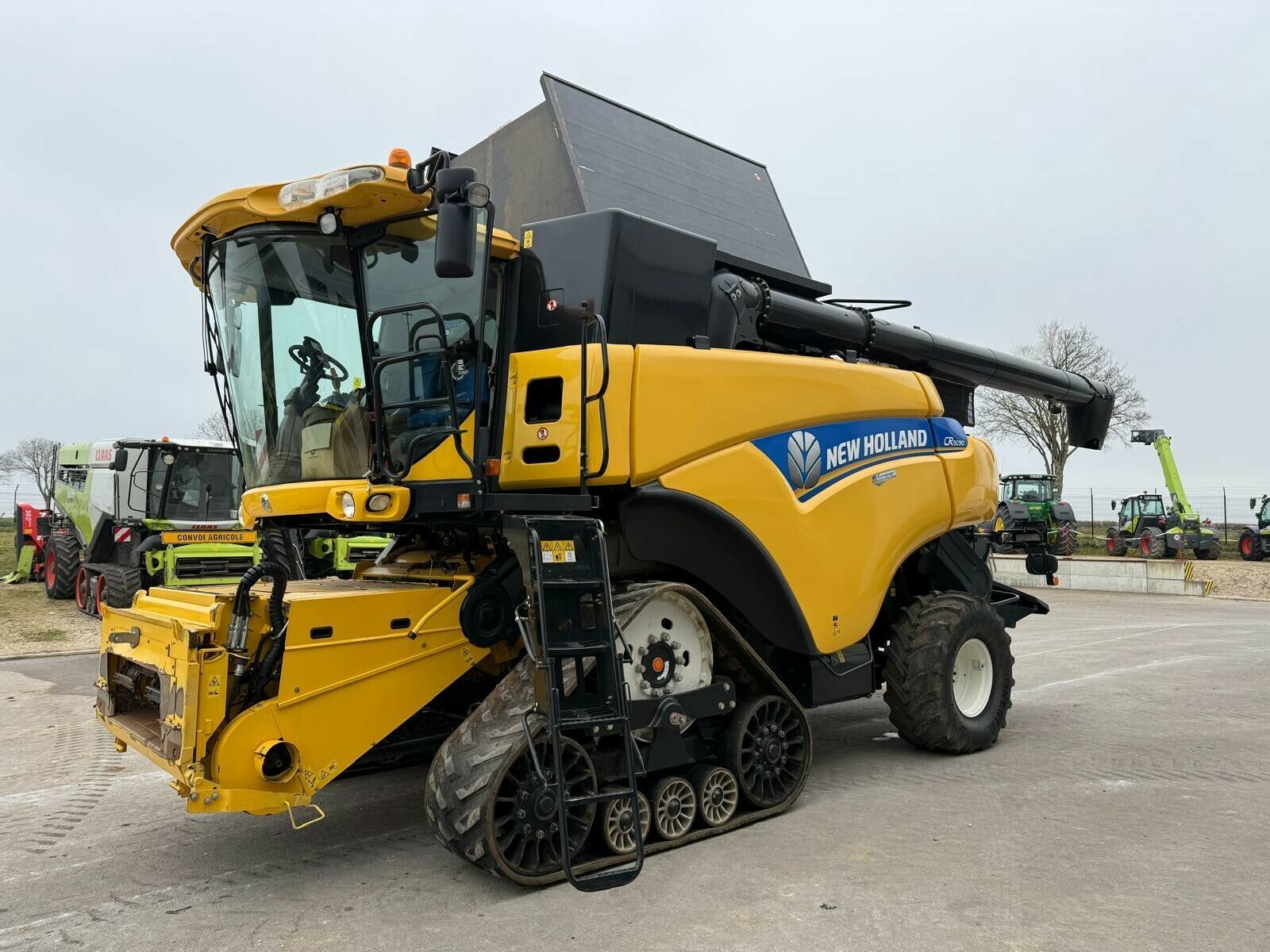 E-FARM: New Holland CR 9090 Elevation - Cosechadora - id KSXGTVQ - 165.000 € - Año: 2014 - Horas: 2050,Francia