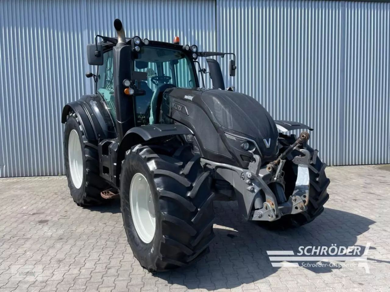 E-FARM: Valtra T174e - Tractor - id 925FTJQ - €63,500 - Year of construction: 2016 - Engine hours: 4,469,Engine power (HP): 174,Germany