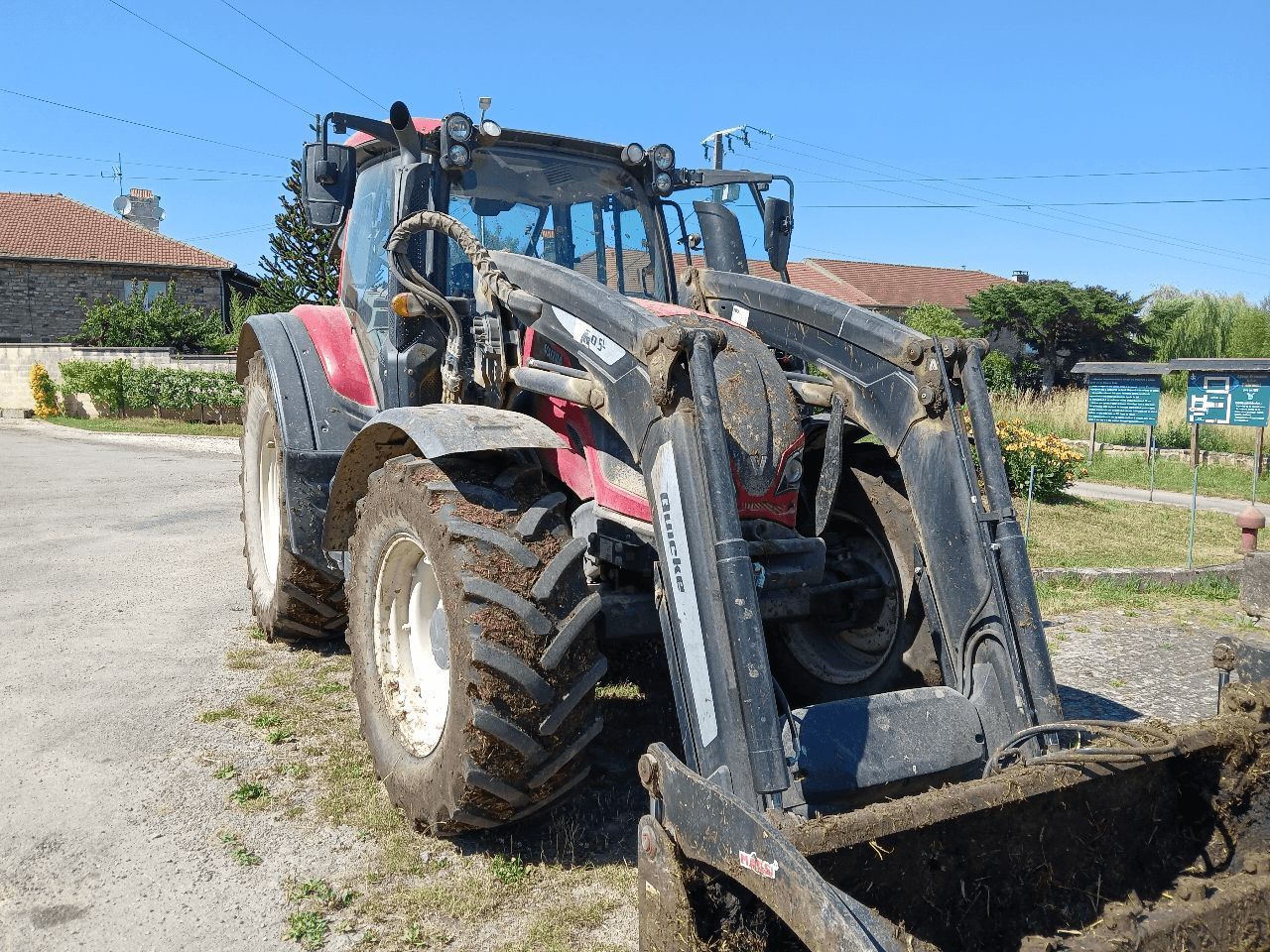 E-FARM: Valtra A134 - Tractor - id UYNCQV2 - €50,000 - Year of construction: 2018 - Engine hours: 6,100,Engine power (HP): 135,France