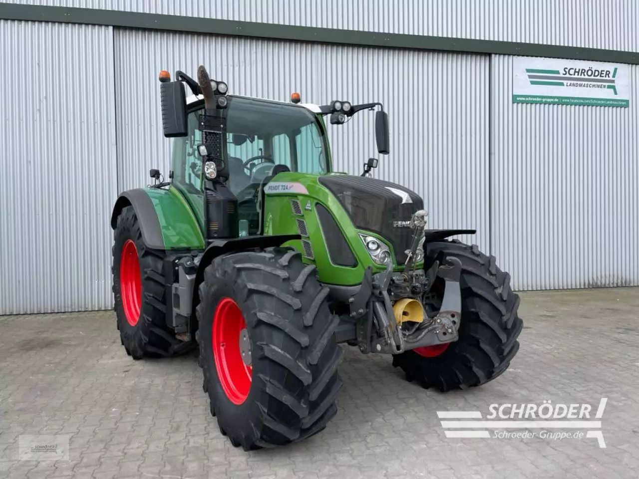 E-FARM: Fendt 724 Vario - Tractor - id HUQNSXM - €106,885 - Year of construction: 2017 - Engine hours: 5,850,Engine power (HP): 238,Germany