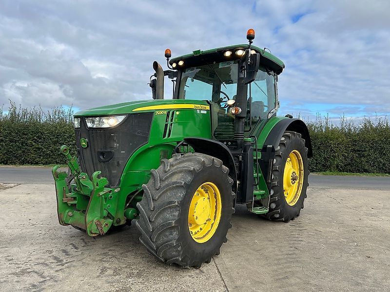 John Deere 7230 R Tractor €44,752
