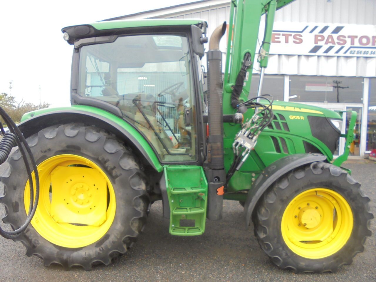 E-FARM: John Deere 6105 R - Tracteur - id 8C8STUK - 53 000 € - Année: 2013 - Lecture du nombre d'heure: 7 800,Puissance du moteur (chevaux): 105,France