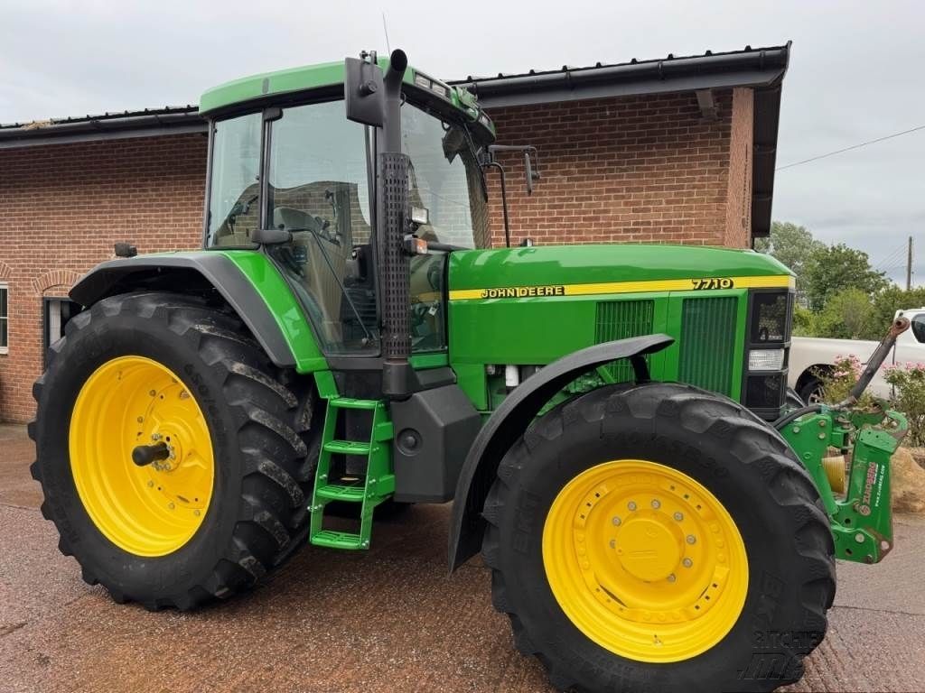 E-FARM: John Deere 7710 - Tracteur - id CCYED7S - Année: 2002 - Lecture du nombre d'heure: 11 650,Royaume-Uni