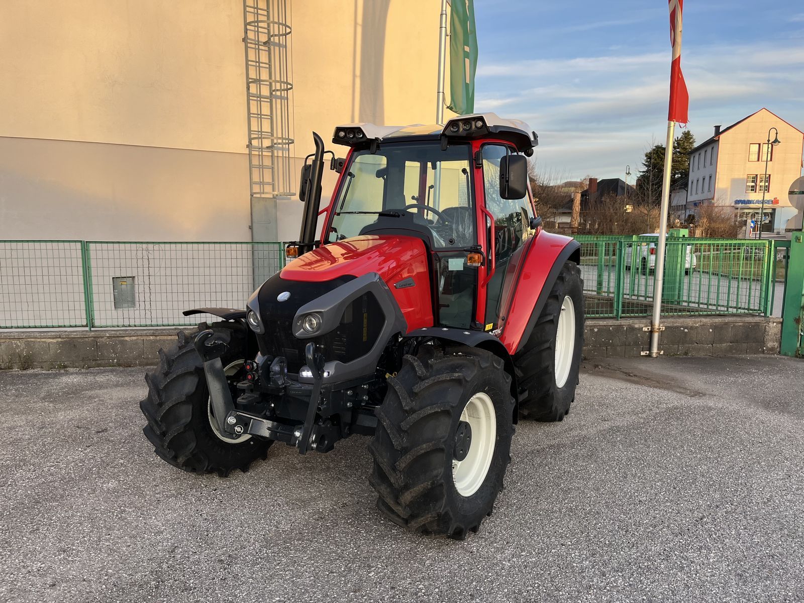 E-FARM: Lindner Lintrac 75 LS - Traktor - id X9WNCKL - 56.667 € - Motorleistung (PS): 76 - Österreich