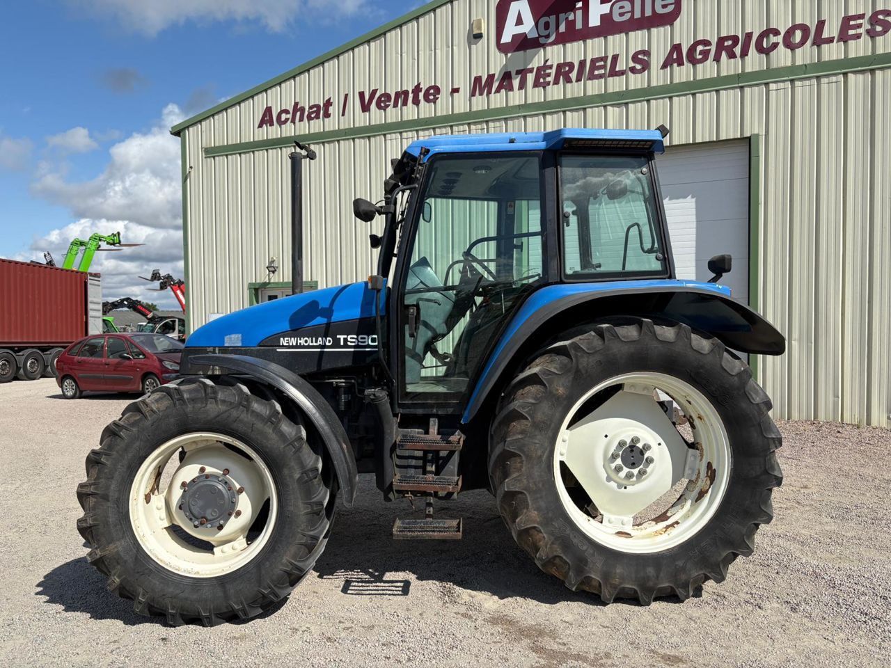 E-FARM: New Holland TS90 - Tractor - id RVH8LUH - €18,000 - Year of construction: 2000 - Engine hours: 7,748,Engine power (HP): 90,France