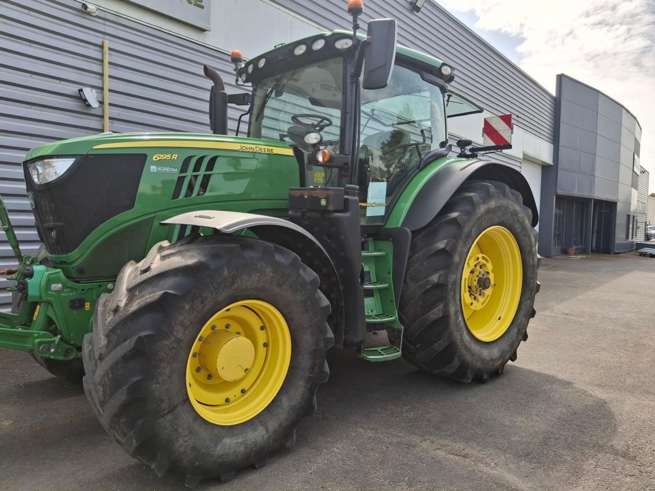 E-FARM: John Deere 6195 R - Tractor - id DZMEUHS - Year of construction: 2021 - Engine hours: 4,400,Engine power (HP): 195,France