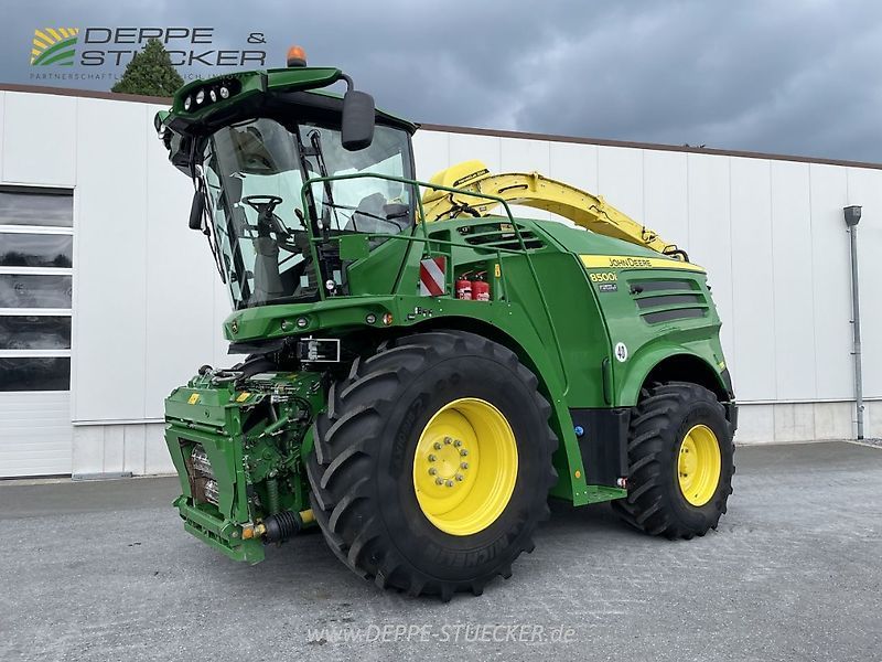 E-FARM: John Deere 8500 - Feldhäcksler (selbstfahrend) - id VEQBIZT - 219.000 € - Baujahr: 2021 - Abgelesene Motorstunden: 1.675,Motorleistung (PS): 585,Deutschland