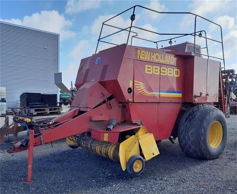 E-FARM: New Holland BB 980 - Baler - id PSIV8QB - €10,720 - Year of construction: 2002 - Denmark