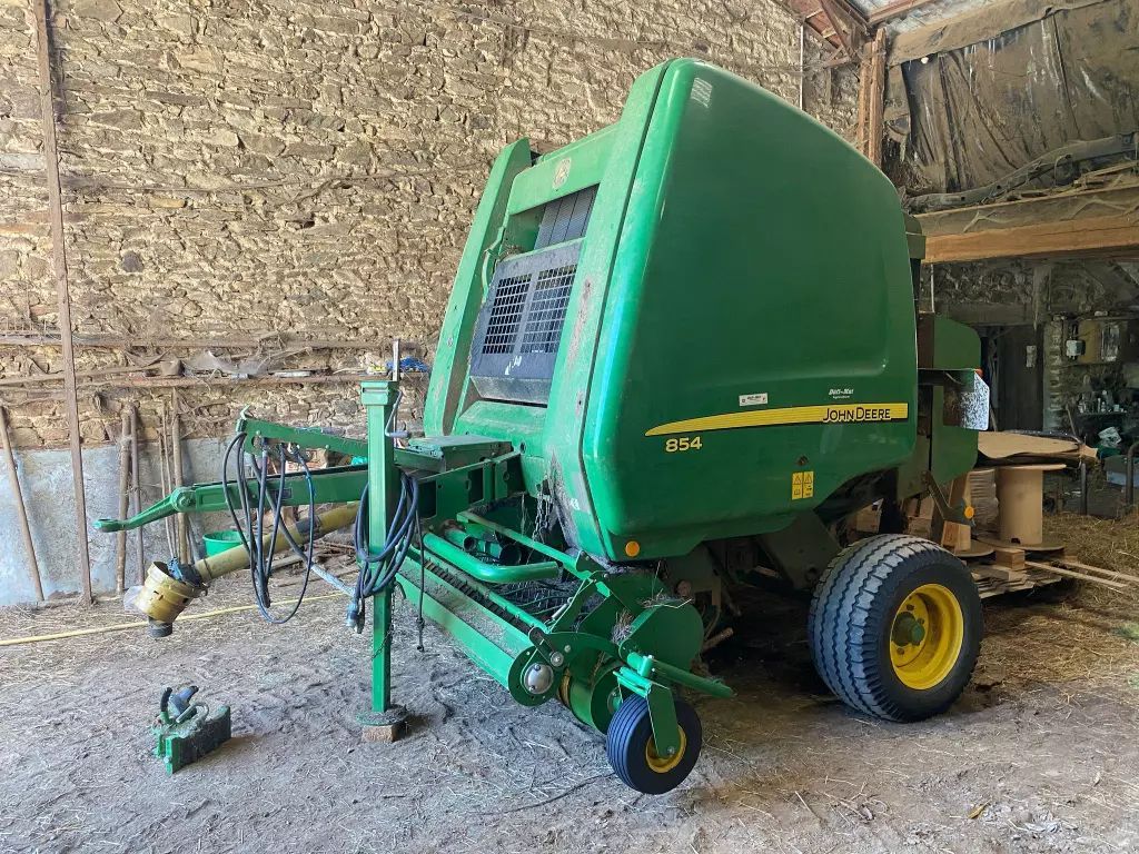 E-FARM: John Deere 854 - Presă de balotat - id HWLD453 - 15.500 EUR - Anul: 2012 - Franța