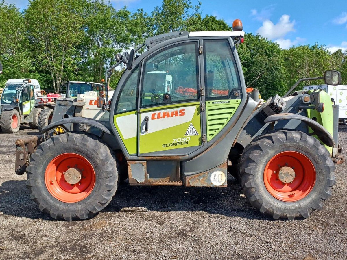 E-FARM: Claas scorpion 7030 - Chargeur télescopique  - id YFESKD8 - 28 331 € - Année: 2011 - Lecture du nombre d'heure: 7 976,Royaume-Uni
