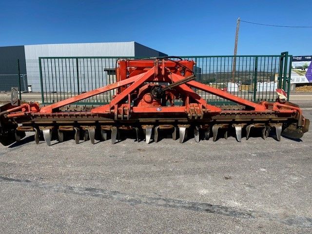 E-FARM: Kuhn hr 4002 d - Herse rotative - id 2EVCYA3 - 7 000 € - Année: 1999 - France