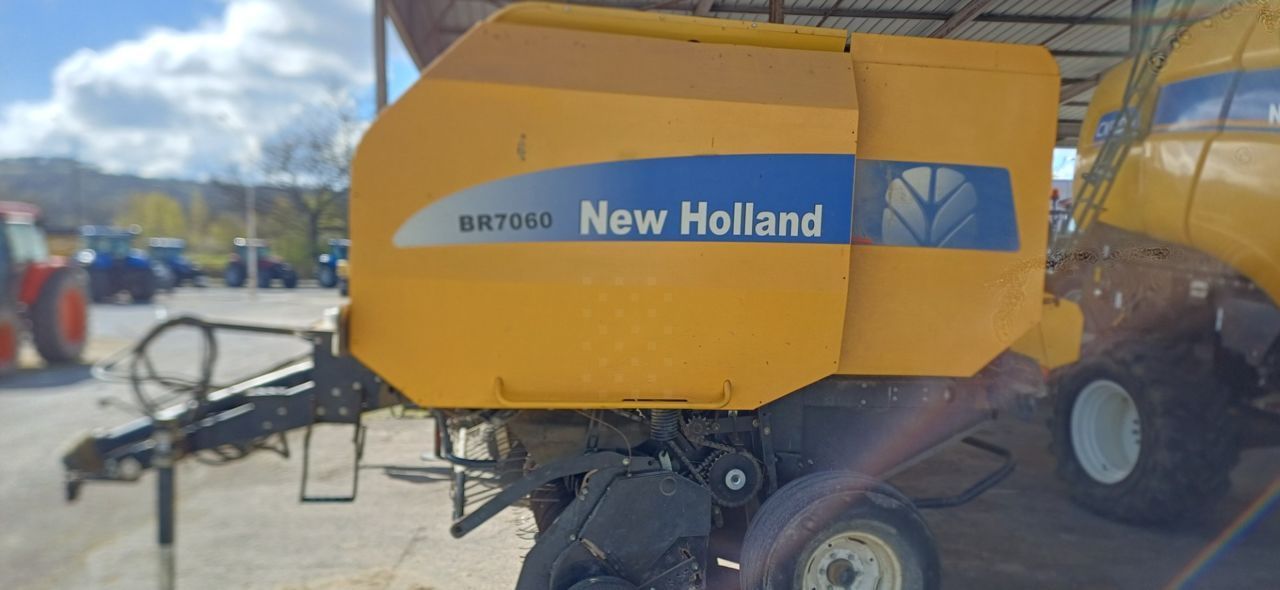 New Holland T 7060 Empacadora 7600 €