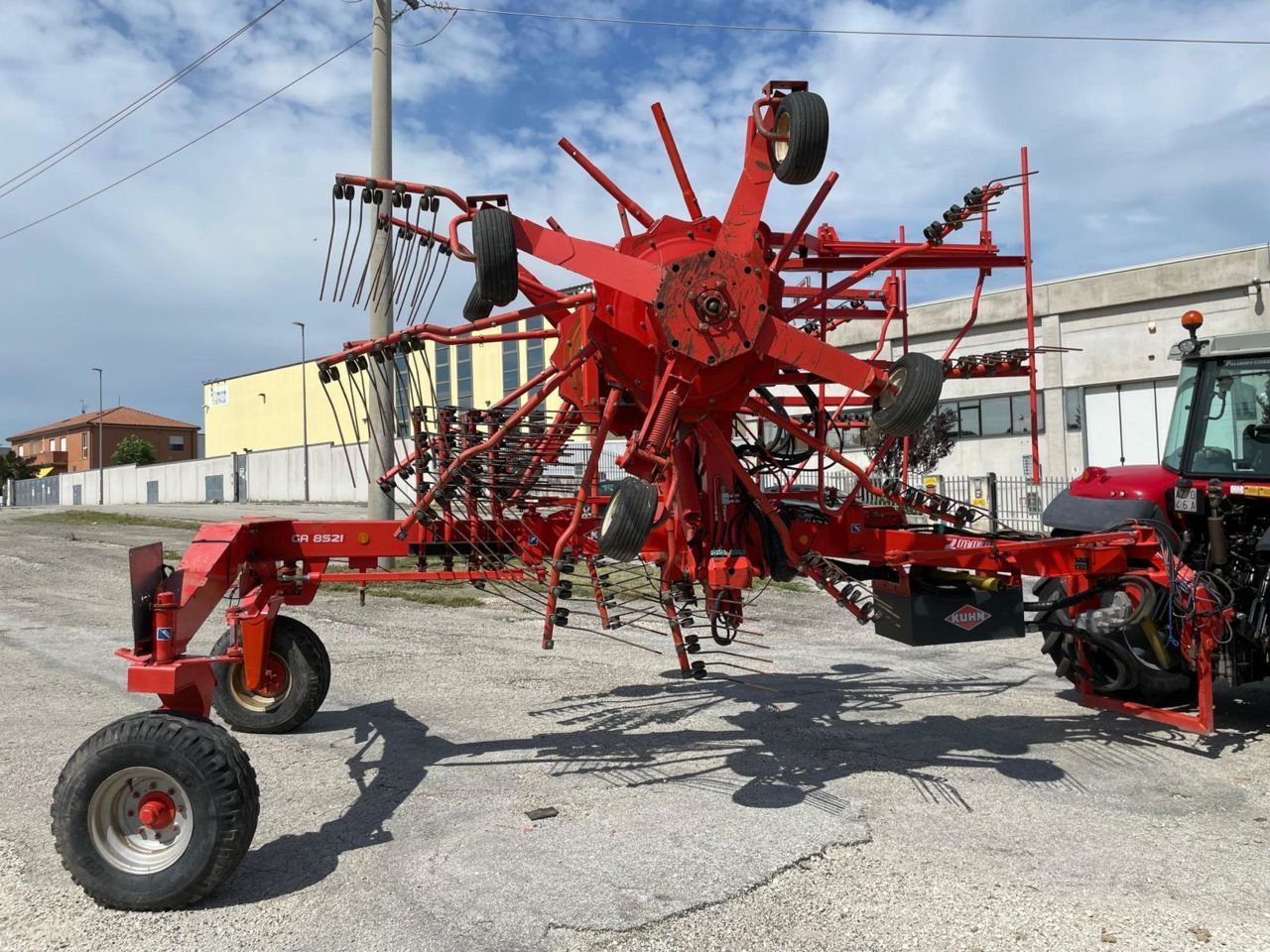 E-FARM: Kuhn GA 8521 - Kreiselheuer - id BQHLFGE - 11.900 € - Baujahr: 2008 - Italien