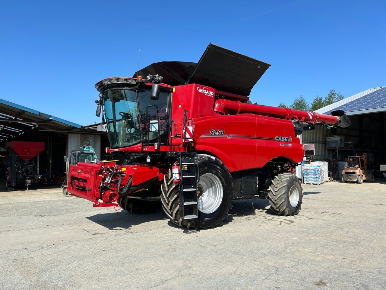 E-FARM: Case IH Axial Flow 8250 - Combine harvester - id CJR8ZPP - €322,900 - Year of construction: 2023 - Engine hours: 550,Engine power (HP): 563,France