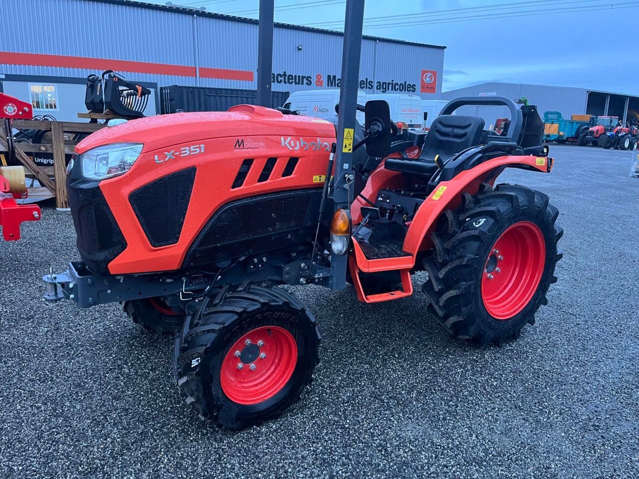 Kubota LX-351 Tractor €20,900