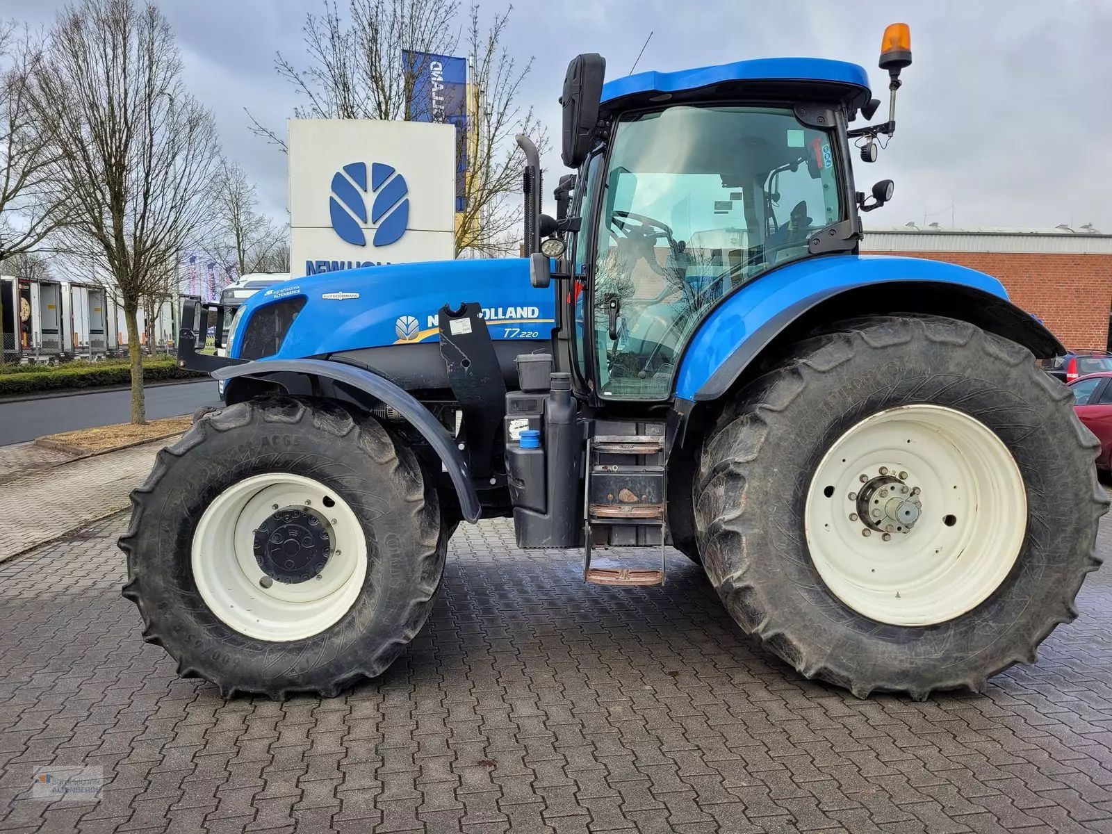E-FARM: New Holland T7.220 - Traktor - id 8MB9QYS - 75 546 EUR - Gyártási év: 2015 - Üzemóra (motor): 4980,Motor teljesítménye (LE): 205,Németország