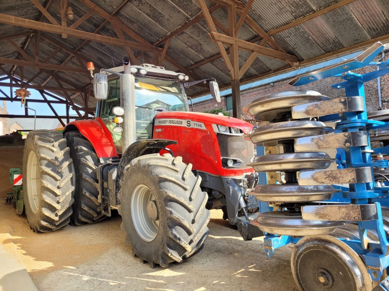 E-FARM: Massey Ferguson 7726S - Tractor - id EDBLRTP - €116,500 - Year of construction: 2018 - Engine hours: 3,200,Engine power (HP): 260,France