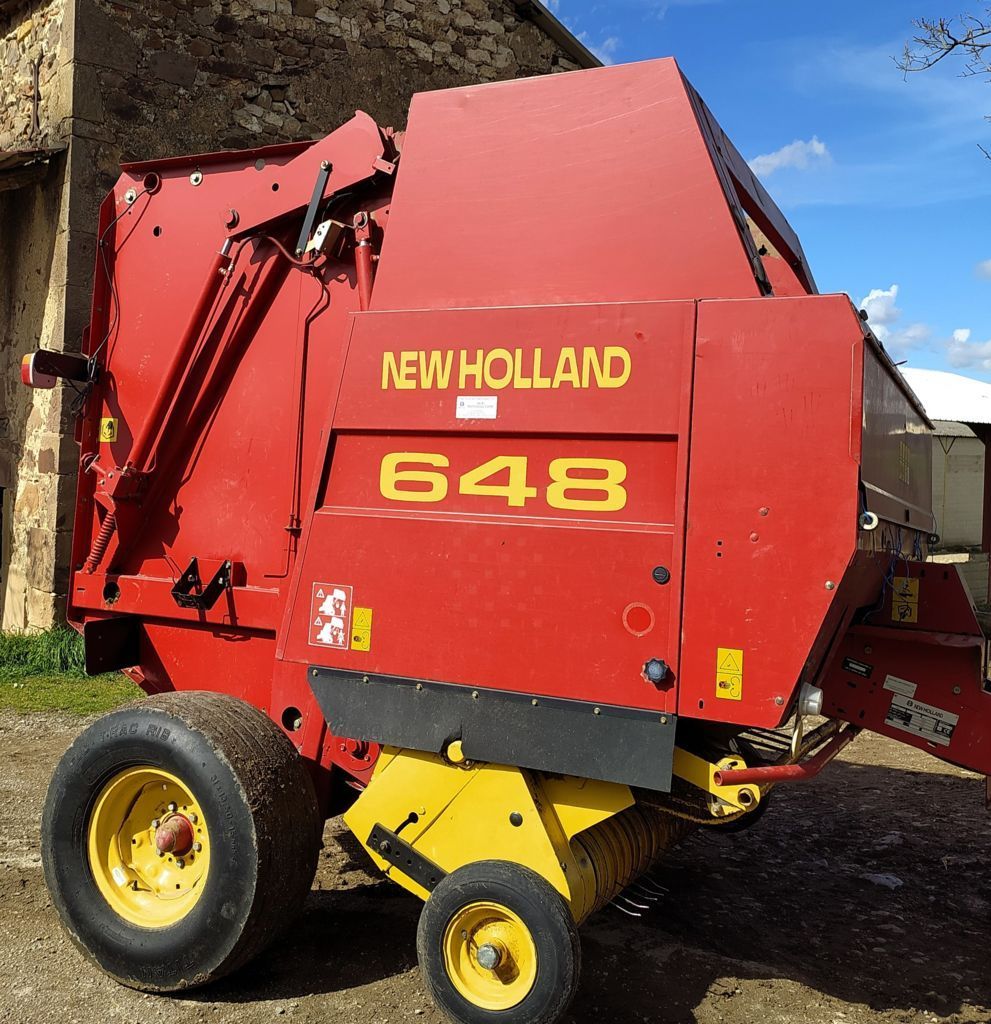 E-FARM: New Holland 648 - Ballepresser - id UC4CQ5N - 4.500 € - Produktionsår: 2000 - Samlet antal producerede baller: 19.000,Frankrig