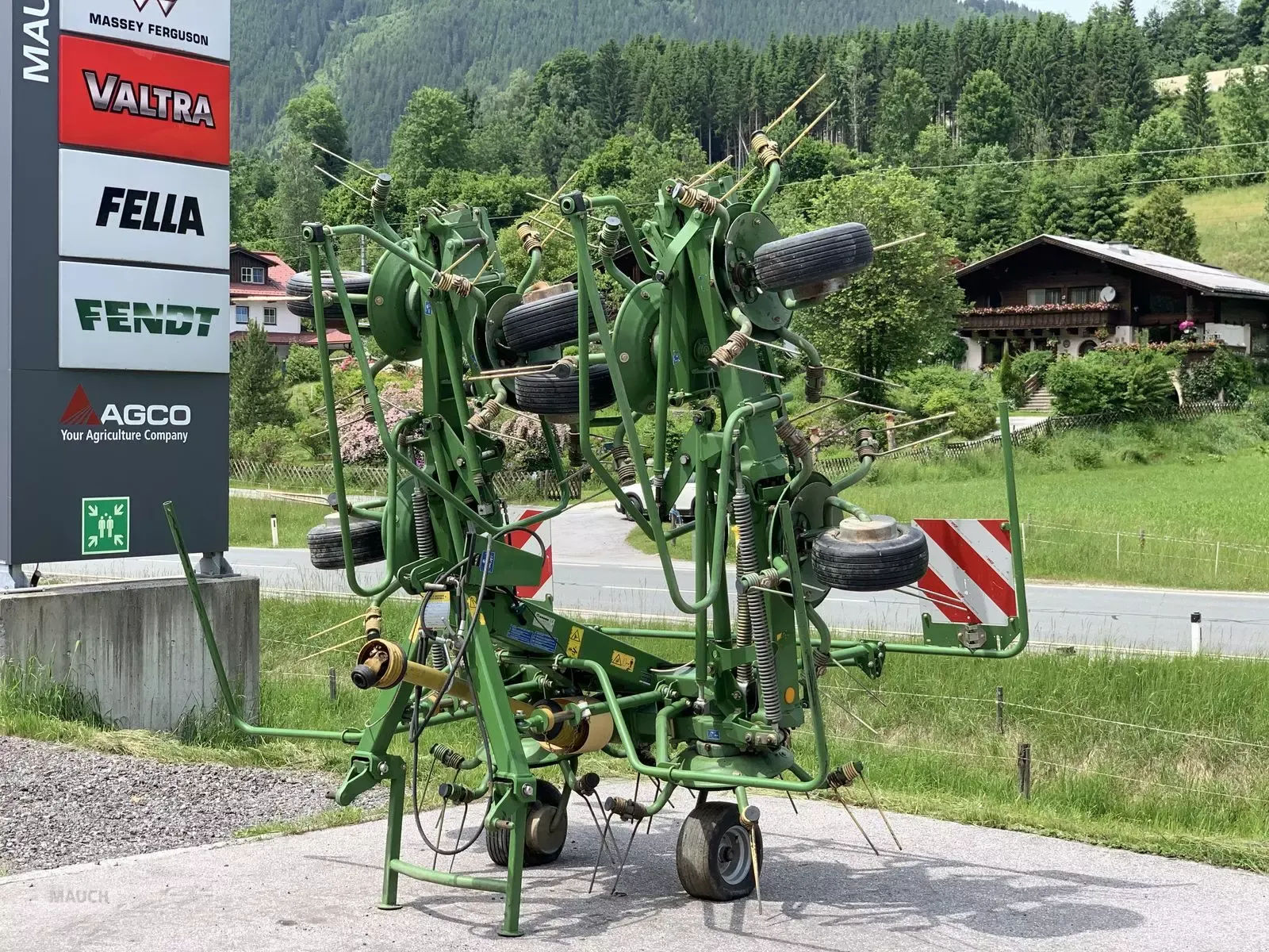 E-FARM: Krone KW 7.92/8 - Karuzelowy przetrząsacz do siana - id QKGGEFJ - 8850 € - Rok produkcji: 2008 - Austria