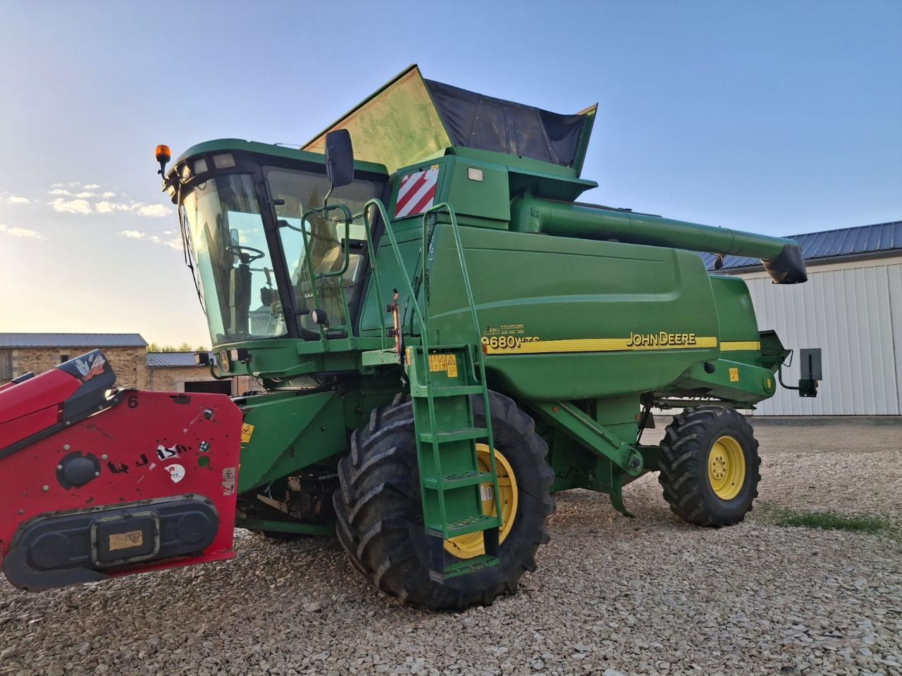 E-FARM: John Deere 9680 - Mähdrescher - id BIXEWBD - 55.000 € - Baujahr: 2004 - Abgelesene Motorstunden: 4.300,Frankreich