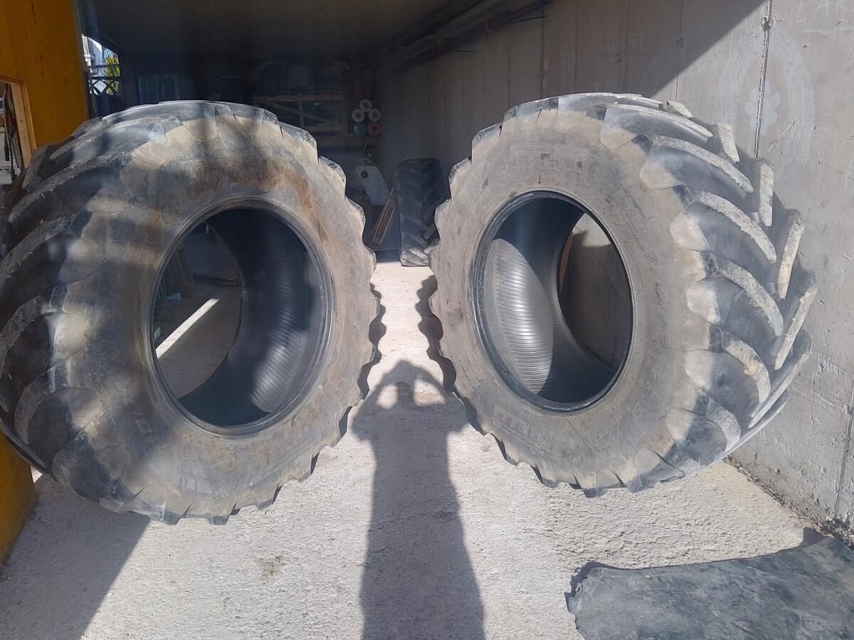 PIRELLI Wheel and track