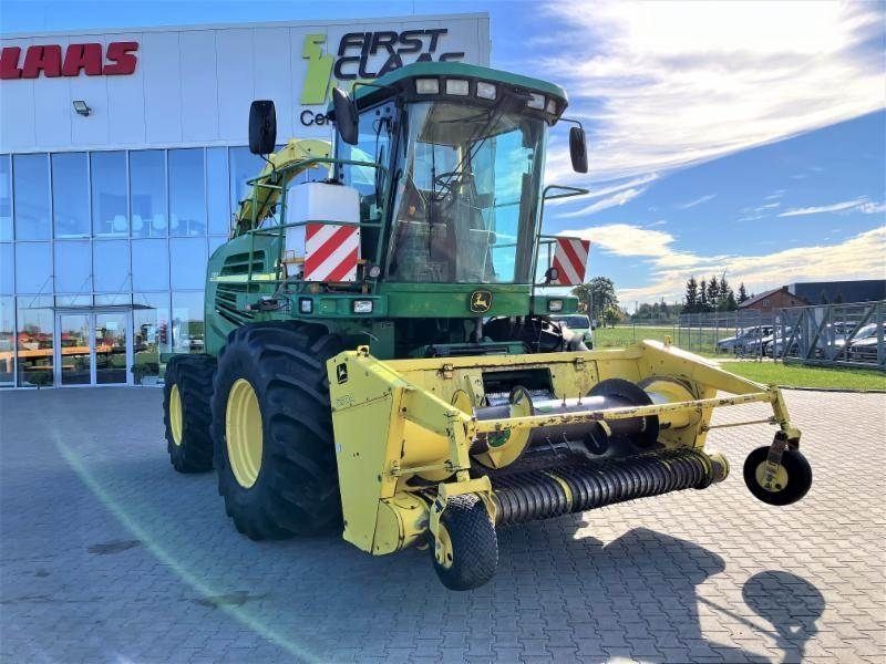 E-FARM: John Deere 7300 - Cosechadora de forraje autopropulsada - id DKWZ1ET - 28.002 € - Año: 2004 - Horas: 4803,Potencia del motor: 415,Polonia