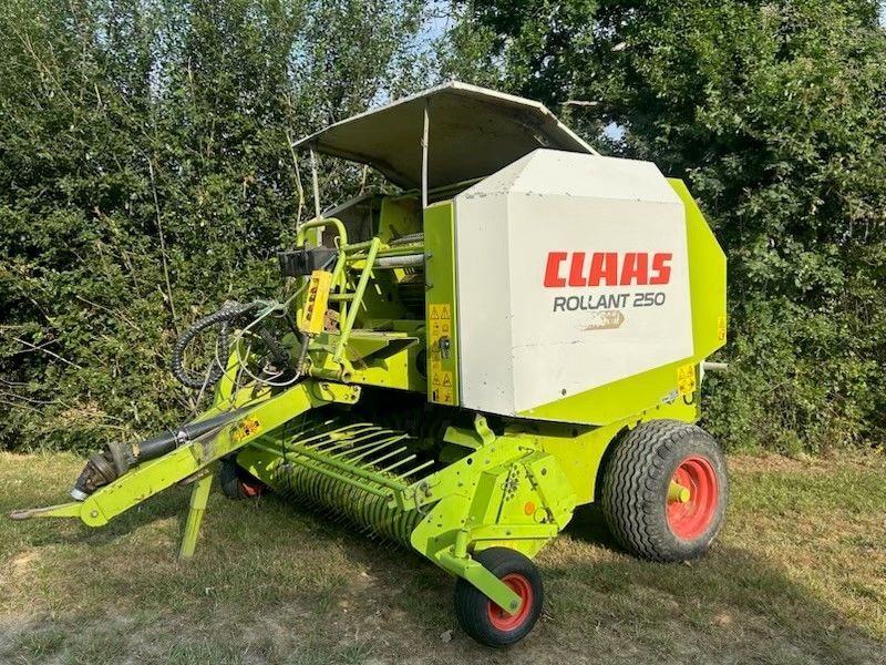 E-FARM: Claas Rollant 250 - Baler - id UEMPAKJ - €12,800 - Year of construction: 2004 - France
