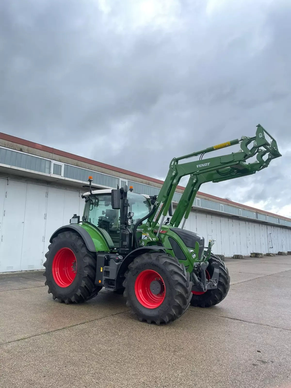 E-FARM: Fendt 720 Vario ProfiPlus - Trattore - id ZDXNLN7 - 199.900 € - Anno di costruzione: 2023 - Ore: 450,Germania
