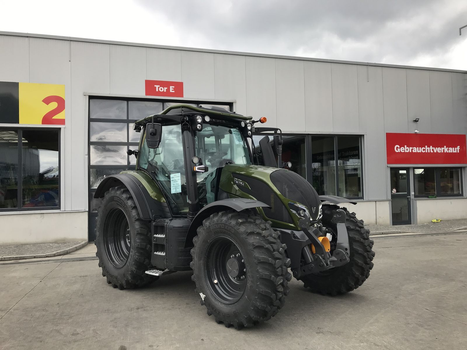 Valtra N 175 Tractor