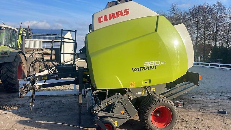 E-FARM: Claas Variant 380 RC - Empacadora - id AEEZJGG - 23.000 € - Año: 2015 - Las balas producidas: 10.517,Alemania