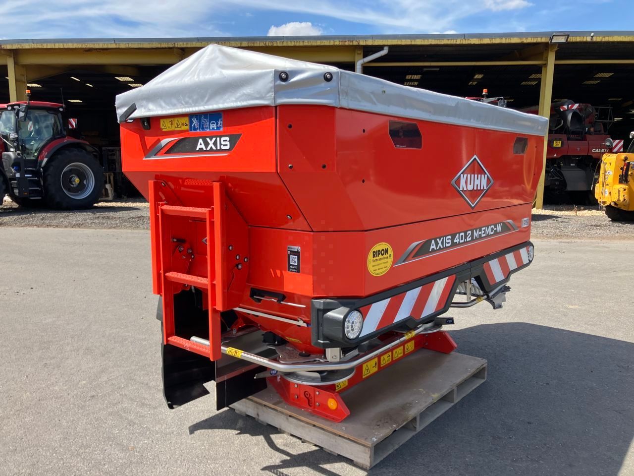 E-FARM: Kuhn axis 40.2memc w - Fertiliser spreader - id ZFTNICD - €14,384 - Year of construction: 2021 - United Kingdom