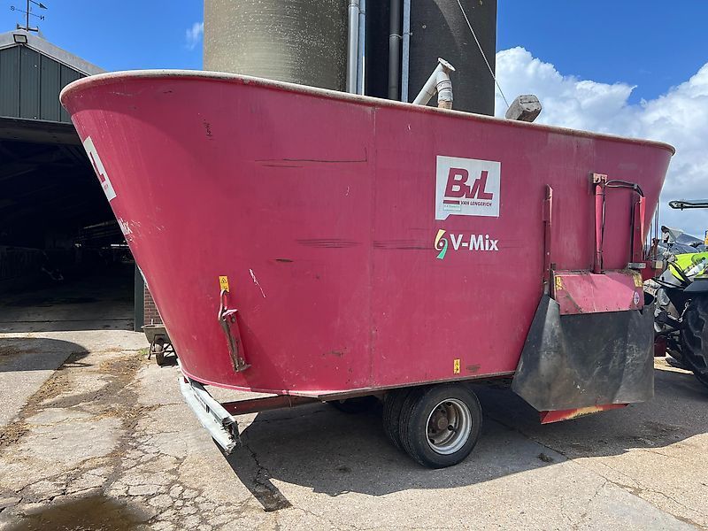 BVL 2 vijzel voermeng wagen v mix 24 2s Mixer feeder €12,500