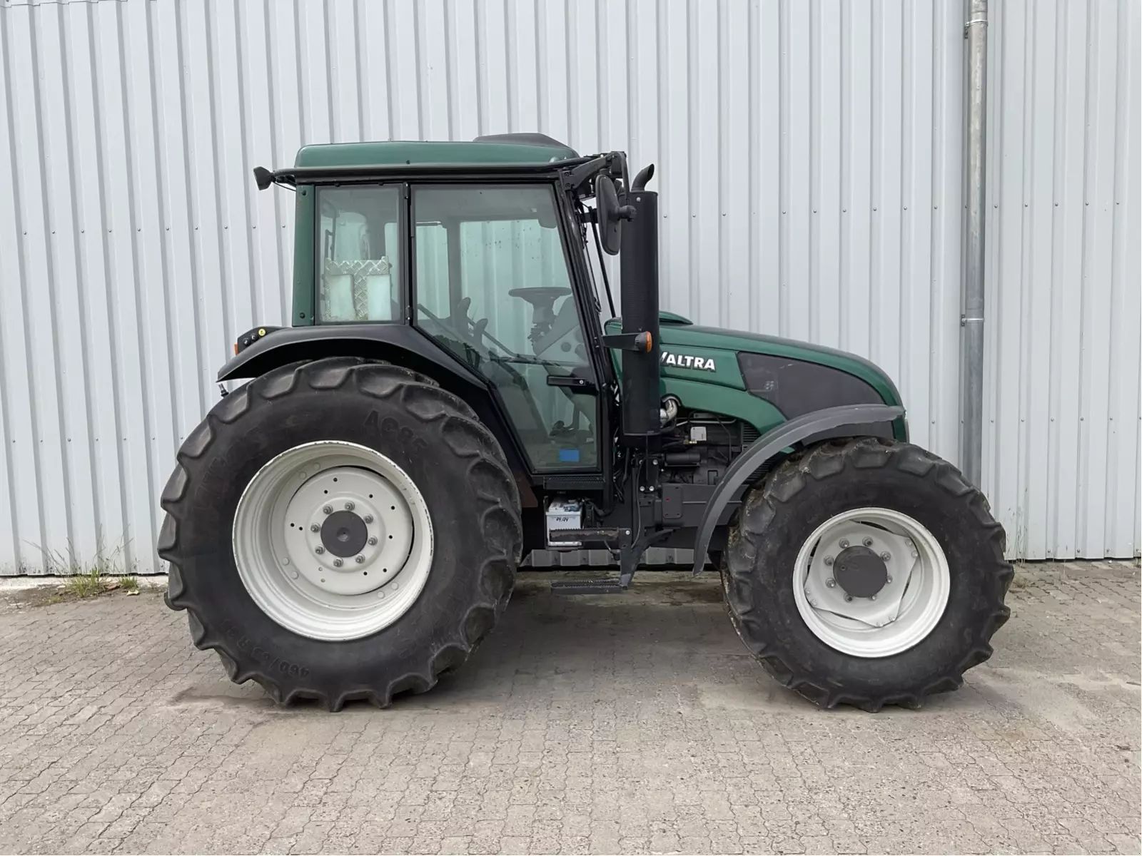 E-FARM: Valtra A93 - Tractor - id FITGBXT - €41,250 - Year of construction: 2016 - Engine hours: 2,100,Engine power (HP): 95,Germany