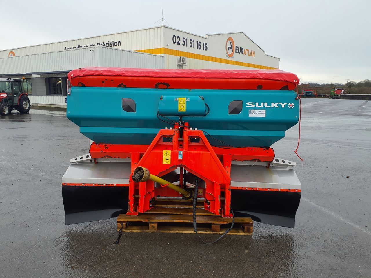 E-FARM: sulky x36 - Rozsiewacz nawozów - id 6TG1NEG - 6000 € - Rok produkcji: 2012 - Francja