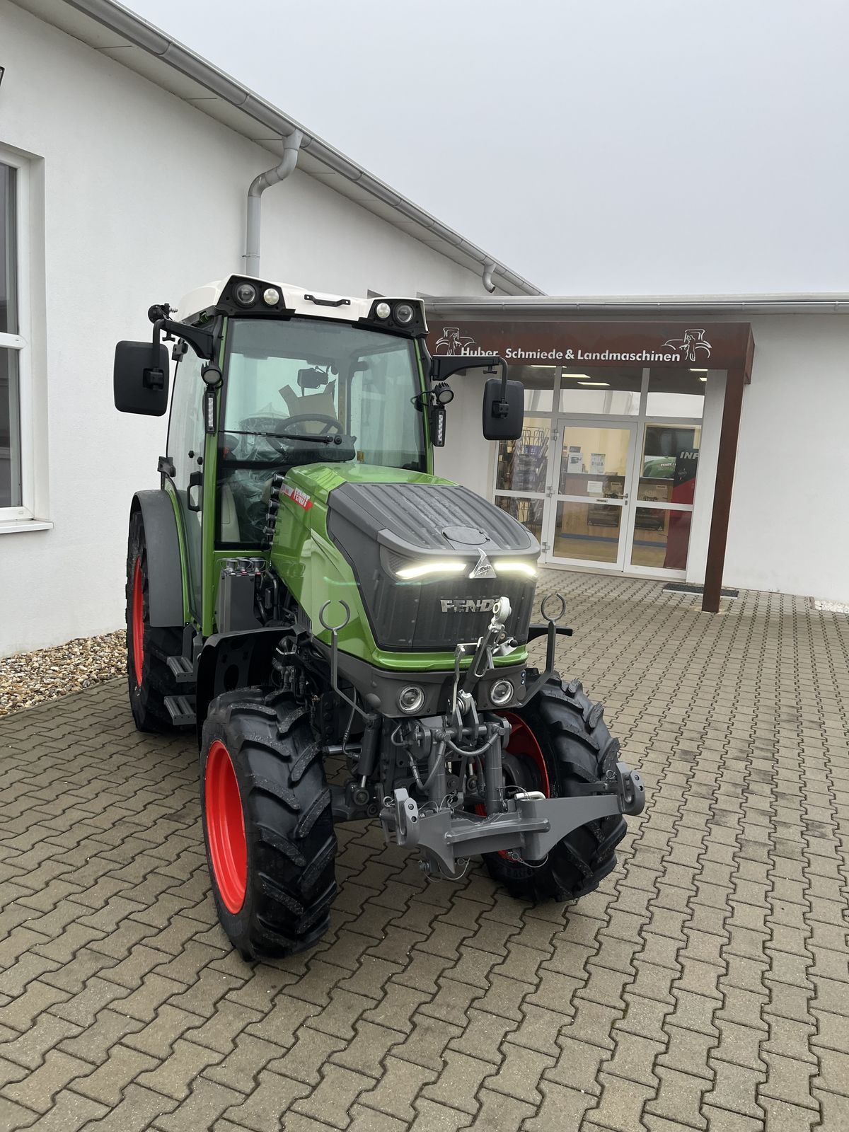 Fendt 211 F Vario Tractor