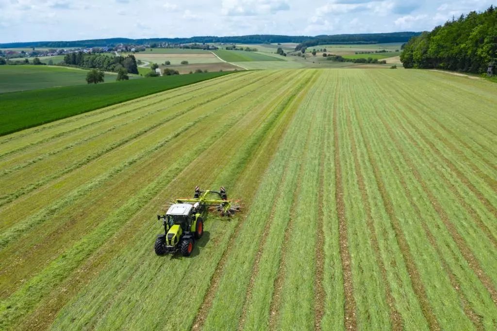 E-FARM: Claas Arion 420 - Tractor - id BKGJFVB - €73,611 - Year of construction: 2022 - Engine hours: 61,Engine power (HP): 100,Denmark