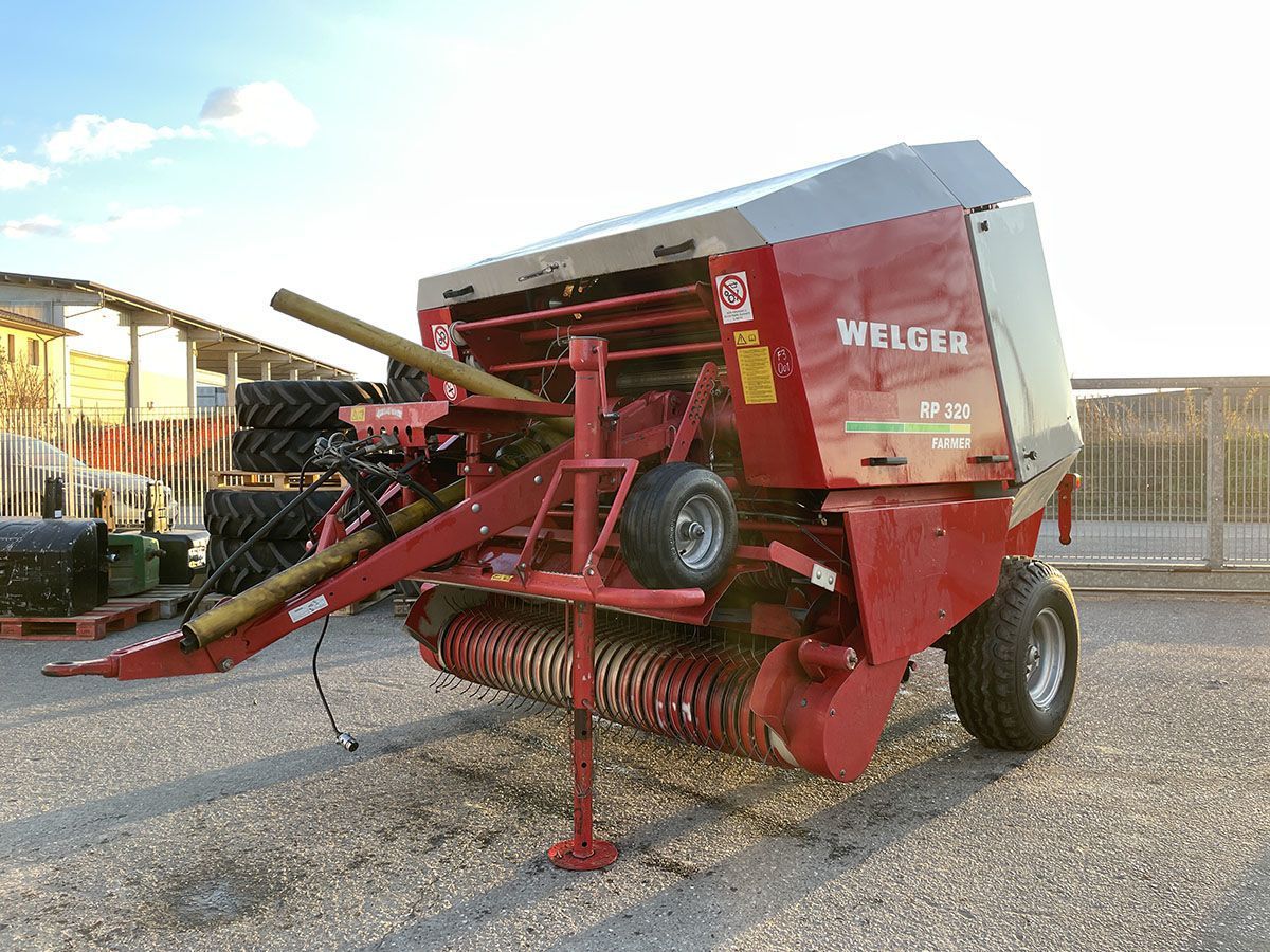 E-FARM: Lely-Welger rp 320 farmer - Presse à balles - id WDS9GG6 - 16 850 € - Année: 1999 - Italie