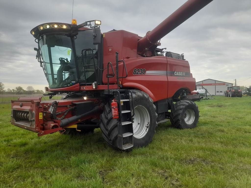 E-FARM: Case IH Axial Flow 8230 - Moissoneuse-batteuse - id JPYF2YI - 92 434 € - Année: 2013 - Lecture du nombre d'heure: 3 400,Puissance du moteur (chevaux): 450,Hongrie