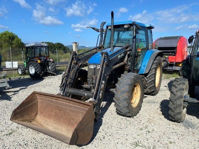 E-FARM: New Holland TS100 - Tracteur - id G19JAMV - 22 500 € - Année: 1999 - Lecture du nombre d'heure: 11 000,Puissance du moteur (chevaux): 100,Italie