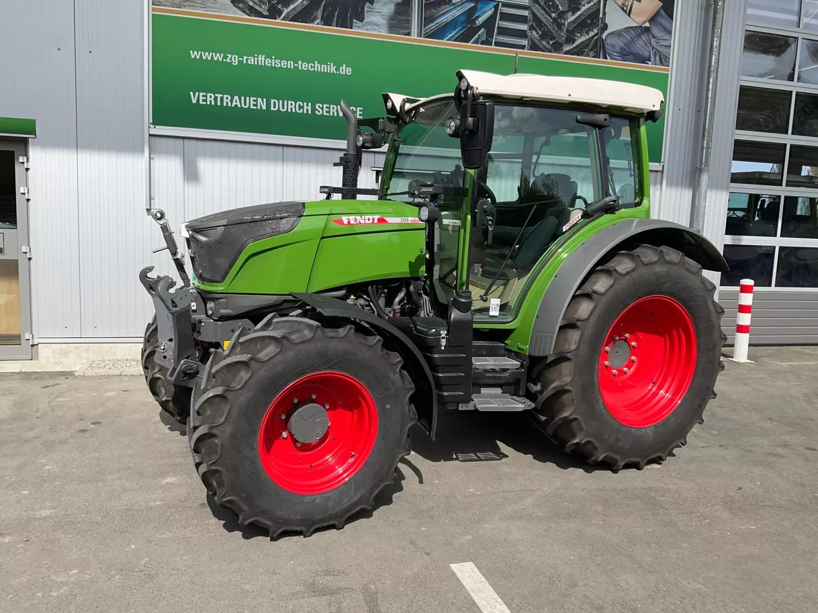 Fendt 211 Vario Tractor €99,500