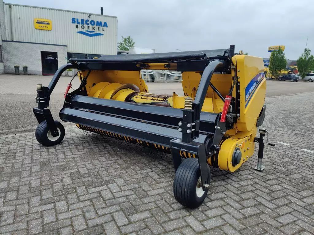New Holland 273 gras pick-up Header €10,500