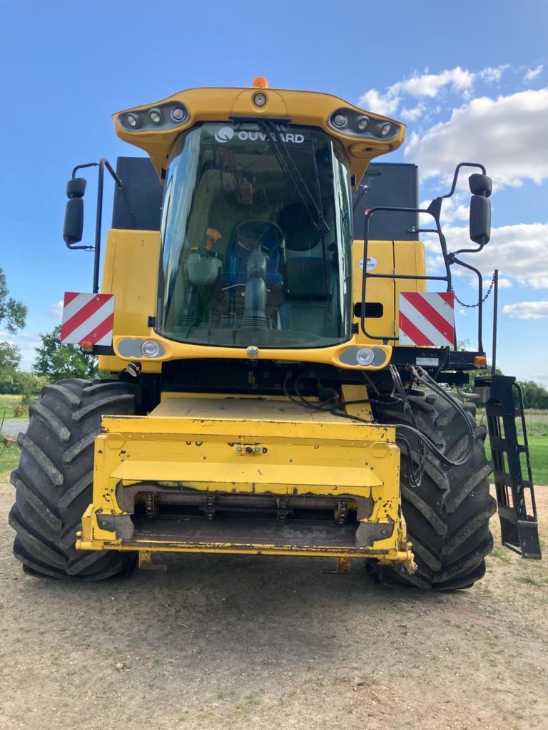 E-FARM: New Holland CSX 7080 - Moissoneuse-batteuse - id JCELKTF - 73 000 € - Année: 2009 - Lecture du nombre d'heure: 2 653,France