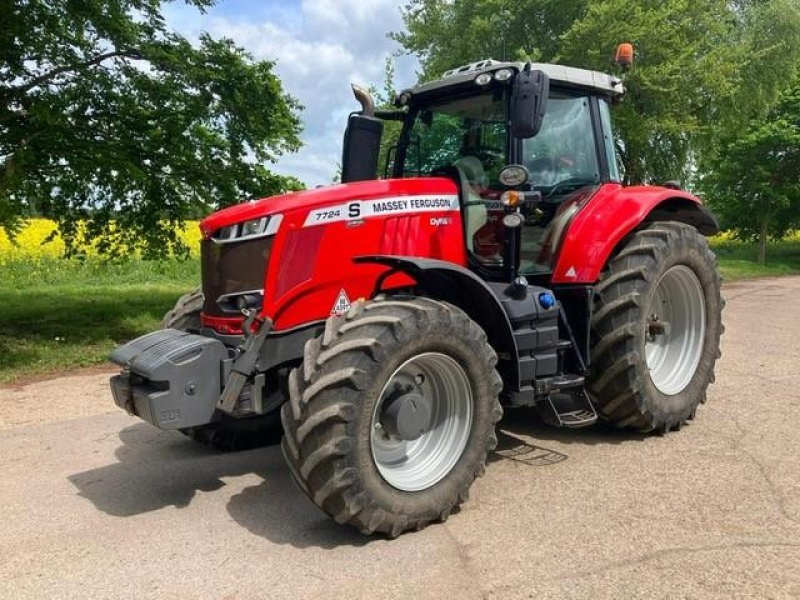 Massey Ferguson 7724S tractor €81,871
